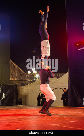 Torino, Italia. Xiii Dec, 2014. Acrobazie del Circo Flic Credito: Davvero Facile Star/Alamy Live News Foto Stock