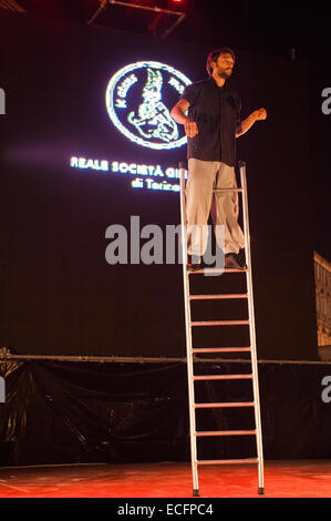 Torino, Italia. Xiii Dec, 2014. Acrobazie del Circo Flic Credito: Davvero Facile Star/Alamy Live News Foto Stock