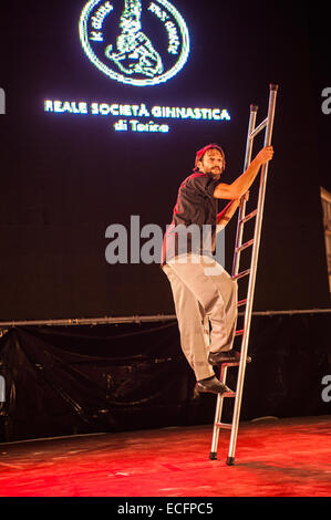 Torino, Italia. Xiii Dec, 2014. Acrobazie del Circo Flic Credito: Davvero Facile Star/Alamy Live News Foto Stock