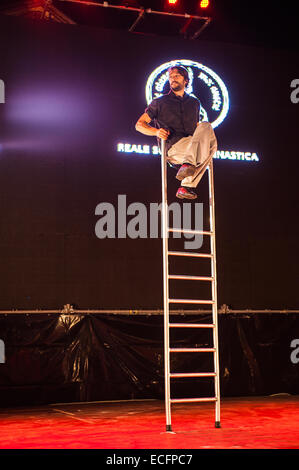 Torino, Italia. Xiii Dec, 2014. Acrobazie del Circo Flic Credito: Davvero Facile Star/Alamy Live News Foto Stock