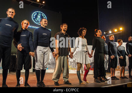 Torino, Italia. Xiii Dec, 2014. Acrobazie del Circo Flic Credito: Davvero Facile Star/Alamy Live News Foto Stock