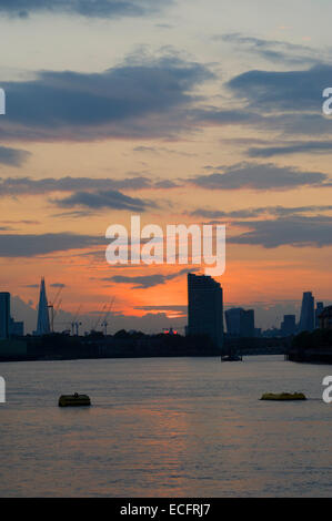 Lo skyline di Londra al tramonto dalle rive del tahmes a Greenwich Foto Stock