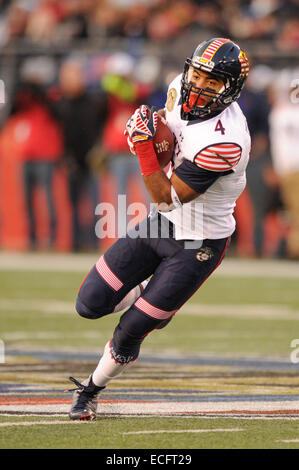 Dic 13, 2014 : Navy aspiranti guardiamarina wide receiver Jamir Tillman (4) precipita dopo una ricezione durante la 115match tra l esercito cavalieri neri e la marina militare aspiranti guardiamarina al gioco Army-Navy al M&T Bank Stadium di Baltimora, MD. Foto Stock