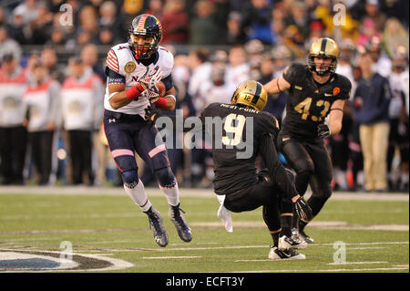 Dic 13, 2014 : Navy aspiranti guardiamarina wide receiver Jamir Tillman (4) precipita dopo una ricezione durante la 115match tra l esercito cavalieri neri e la marina militare aspiranti guardiamarina al gioco Army-Navy al M&T Bank Stadium di Baltimora, MD. Foto Stock