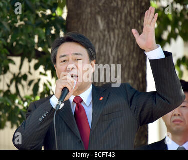 Tokyo, Giappone. Xiii Dec, 2014. Banri Kaieda, leader del principale partito d opposizione Partito democratico del Giappone, rende il suo ultimo passo in sport di un loal DPJ candidato per l'ultimo giorno della campagna elettorale in Tokyo's Ikebukuro su dicembre 13, 2014. Giapponese elettori si recheranno alle urne domenica per dare loro verdicat al Primo Ministro Shinzo Abe in materia di politica economica Abenomics. © Natsuki Sakai/AFLO/Alamy Live News Foto Stock