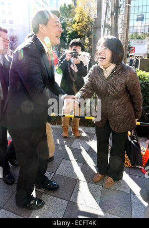 Tokyo, Giappone. Xiii Dec, 2014. Banri Kaieda, leader del principale partito d opposizione Partito democratico del Giappone, rende il suo ultimo passo in sport di un loal DPJ candidato per l'ultimo giorno della campagna elettorale in Tokyo's Ikebukuro su dicembre 13, 2014. Giapponese elettori si recheranno alle urne domenica per dare loro verdicat al Primo Ministro Shinzo Abe in materia di politica economica Abenomics. © Natsuki Sakai/AFLO/Alamy Live News Foto Stock