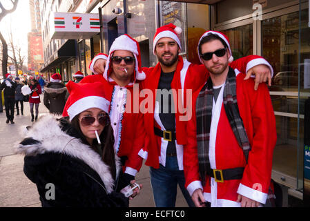 New York, Stati Uniti d'America. 13 dicembre, 2014. I festaioli vestiti da Babbo Natale durante l'annuale evento Santa-Con Dicembre 13, 2014 in nuovo Foto Stock