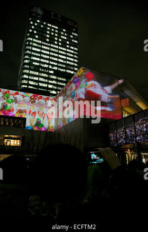 I visitatori potranno gustarsi la mappatura di proiezione a Tokyo Skytree su dicembre 12, 2014 a Tokyo, Giappone. Giappone della struttura più alto ottiene nello spirito di festa con una attività speciali chiamati 'Skytree sogno Natale' come ad esempio la mappatura di proiezione evento che si terrà dal 12 dicembre al 25. © Rodrigo Reyes Marin/AFLO/Alamy Live News Foto Stock