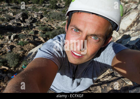 Ritratto di auto di un felice giovane arrampicata su roccia nel sud dello Utah Foto Stock