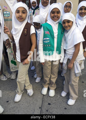 Gruppo di ragazze scout dal centro e dal Sud del New Jersey si prepara a partecipare alla XXIX musulmano annuale American parata del giorno. Foto Stock