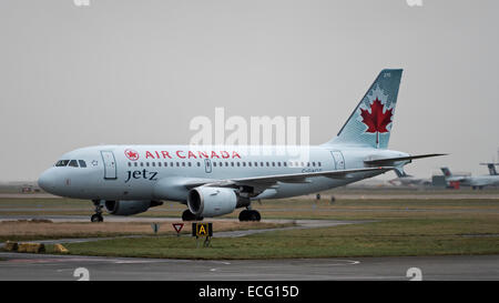 Un Air Canada Jetz Airbus A319 (C-GAQZ) con l'offerta di posti speciali per squadre sportive sui voli charter Foto Stock