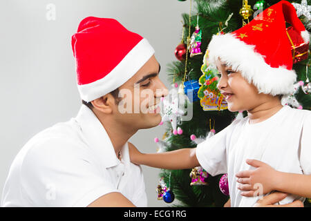 Indian uomo con bambino festa di Natale Foto Stock