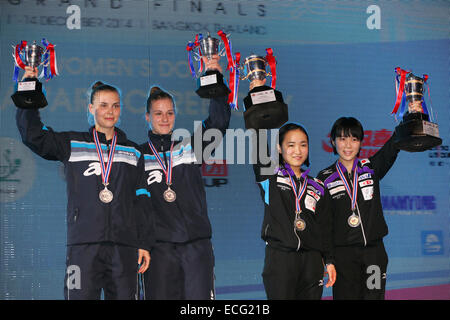 (L a R) Katarzyna Grzybowska, Natalia Partyka (POL), Mima Ito, Miu Hirano (JPN), 13 dicembre 2014 - Tennis da tavolo : GAC Gruppo 2014 ITTF World Tour Grand Finals di doppio femminile Cerimonia di Premiazione al Palasport Huamark, Bangkok, Thailandia © YUTAKA AFLO/sport/Alamy Live News Foto Stock