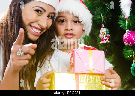 Indian madre con bambino Natale regalo del Festival Foto Stock