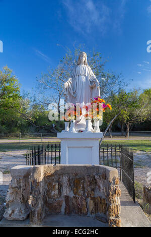 La Vergine Maria grotta presso la storica La Lomita Cappella nei pressi di missione, Texas, Stati Uniti d'America. Foto Stock