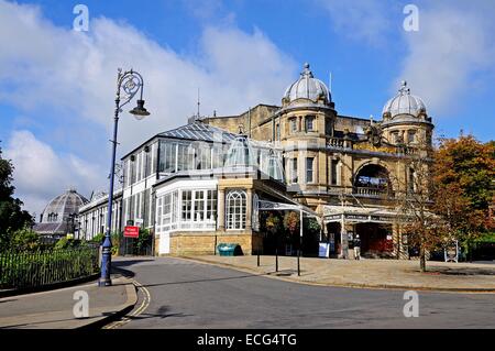 Vista frontale della Opera House, Buxton, Derbyshire, Inghilterra, Regno Unito, Europa occidentale. Foto Stock