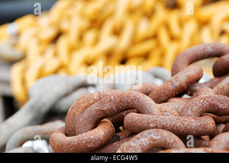 Tre diverse catene di messa a fuoco selezionata sul primo piano della catena arrugginita Foto Stock
