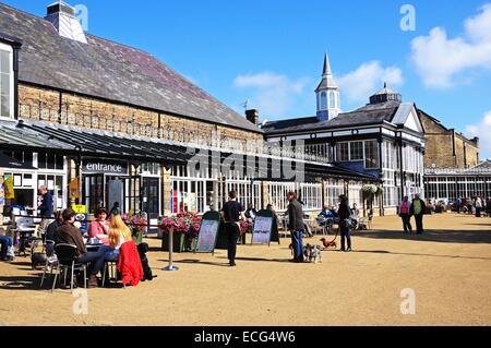 Cafe' sul marciapiede in Pavilion Gardens, Buxton, Derbyshire, Inghilterra, Regno Unito, Europa occidentale. Foto Stock