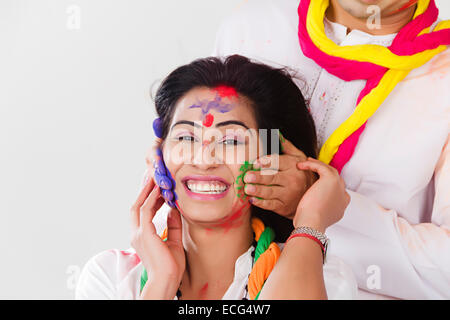 Indian coppia sposata Holi festival godere Foto Stock