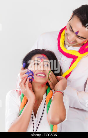 Indian coppia sposata Holi festival godere Foto Stock