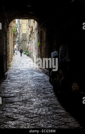 Tipica strada a Napoli Città Vecchia, Campania, Italia Foto Stock