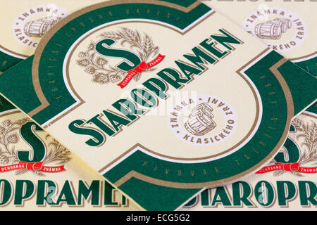 Brno,Republic-August ceca 1,2014:Beermats dalla birra Staropramen.Staropramen Brewery è la seconda più grande fabbrica di birra della Repubblica ceca Foto Stock