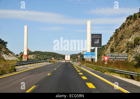 Autostrada spagnola il confine francese attraversando fotografato in Catalogna, Spagna Foto Stock