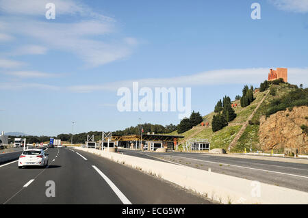 Autostrada spagnola il confine francese attraversando fotografato in Catalogna, Spagna Foto Stock