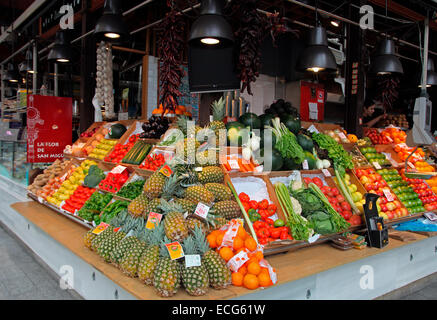 La frutta e la verdura in stand Mercado de San Miguel a Madrid. Foto Stock