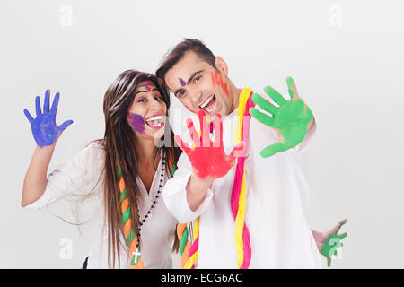 Indian coppia sposata Holi festival godere Foto Stock