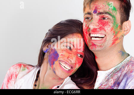 Indian coppia sposata Holi festival godere Foto Stock