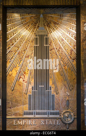 Nella parte posteriore dell'Empire State Buildings Fifth Avenue lobby è un Art Deco scultura della parete dell'edificio in marmo mozzafiato, alu Foto Stock