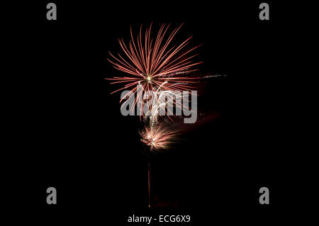 Arancione e bianco fuochi d'artificio nel cielo notturno. Yorkshire, Inghilterra, Regno Unito Foto Stock