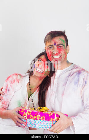 Indian coppia sposata Holi festival dono Foto Stock