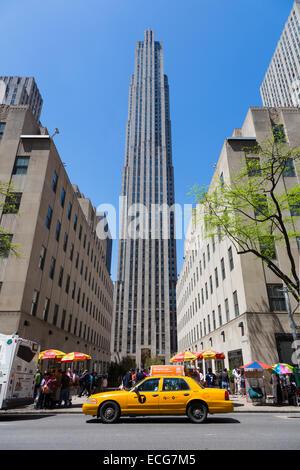 Il GE Building (talvolta chiamato dal suo indirizzo, 30 Rockefeller Plaza) Muidtown Manhattan, New York Foto Stock