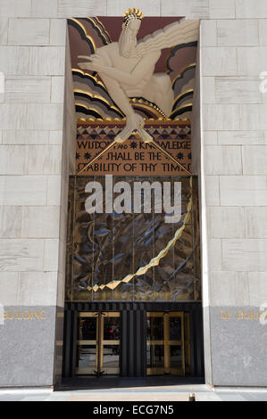 La Sapienza, Art Deco icona sopra l'entrata dell'edificio principale del Rockefeller Center e può essere visto dalla Fifth Avenue. Foto Stock