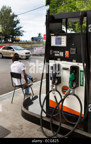 Maurizio, Mahebourg, centro città, olio indiano stazione di benzina, attendant sul piazzale antistante Foto Stock