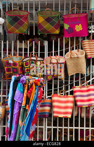Maurizio, Mahebourg, centro città, colorati a mano sacchetti di tessuto visualizzati al di fuori del negozio Foto Stock