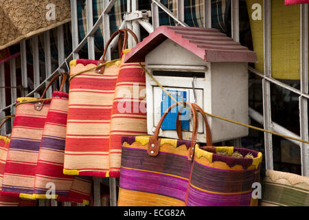 Maurizio, Mahebourg, centro città, letter box tra colorate a mano sacchetti di tessuto visualizzati al di fuori del negozio Foto Stock