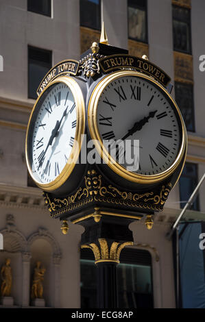 Trump Tower orologio Quinta Avenue a Manhattan, New York City Foto Stock