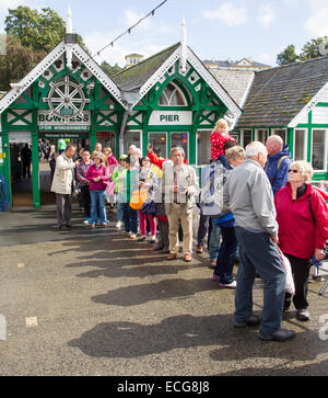 Bowness Bay Lake Windermere molo passeggeri in coda per la gita in barca - crociera - Foto Stock