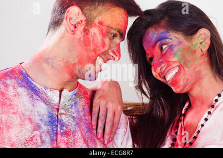 Indian coppia sposata Holi festival godere Foto Stock