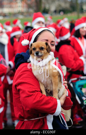 Nottingham, Regno Unito. Il 14 dicembre, 2014. Quando desiderate su una stella grande Nottingham Santa eseguire Foresta Terreno di ricreazione .tre-quattrocento Santa's ha preso parte alla manifestazione di oggi che è stato cominciare dal 'Sheriff di Nottingham ' .i fondi raccolti dalla manifestazione di andare verso tenendo 80 bambini in Lapponia per incontrare Babbo Natale . Credito: IFIMAGE/Alamy Live News Foto Stock