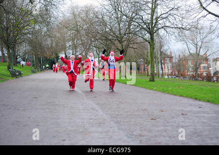 Nottingham, Regno Unito. Il 14 dicembre, 2014. Quando desiderate su una stella grande Nottingham Santa eseguire Foresta Terreno di ricreazione .tre-quattrocento Santa's ha preso parte alla manifestazione di oggi che è stato cominciare dal 'Sheriff di Nottingham ' .i fondi raccolti dalla manifestazione di andare verso tenendo 80 bambini in Lapponia per incontrare Babbo Natale . Credito: IFIMAGE/Alamy Live News Foto Stock