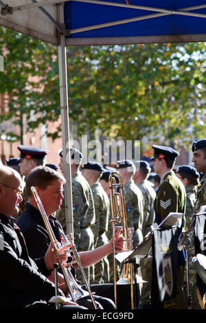 Ricordo il giorno di domenica parade Bedford, Inghilterra - Esercito della Salvezza fascia giocare Foto Stock