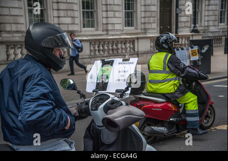 I tassisti sono in possesso di un anti-Uber protesta nel centro di Londra. Una serie di proteste si sono tenute in tutta Europa dai tradizionali servizi di taxi che sono arrabbiato per la mancanza del regolamento della cabina ferma Uber. Dotato di: Cab Driver,Taxi driver dove: Londra, Foto Stock