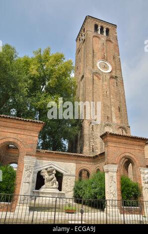 Il campanile della chiesa di San Stefano a Murano. Murano è una serie di isole collegate da ponti nella Laguna veneziana, nord Foto Stock