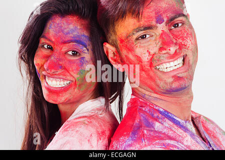 Indian coppia sposata Holi festival godere Foto Stock