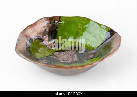 Verde e oro fatti a mano vaso di argilla su sfondo bianco Foto Stock