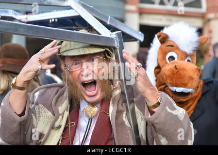 Greenwich, Londra, Regno Unito. Il 14 dicembre 2014. John McCririck all'evento di Greenwich. La pantomima annuale corsa di cavalli avviene a Greenwich per il quinto anno. Credito: Matteo Chattle/Alamy Live News Foto Stock